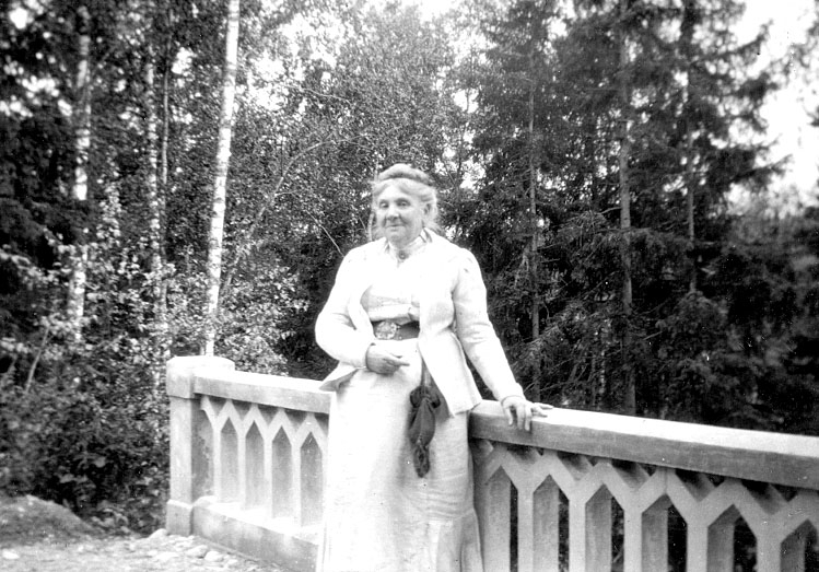 Album, Sven Kjellberg Springfeldt 1910-1911.
Agnes de Frumeries samling, Danderyd.

Fototid: 16/7 1911.

Sophie Kjellberg gratuleras på 76- årsdagen d. 16 Juli 11.