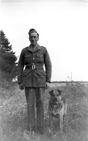 Lars Eriksson och hunden Tussie, Heljesgården c:a 1953.