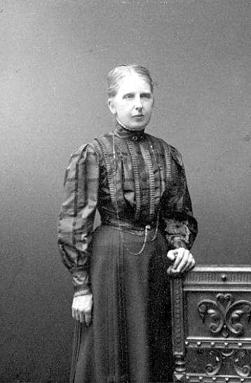 Charlotte Hermanson, f. 1852, drev fotoateljé på Torggatan 47 i Skara under åren 1885-1916. Filial i Lundsbrunn.