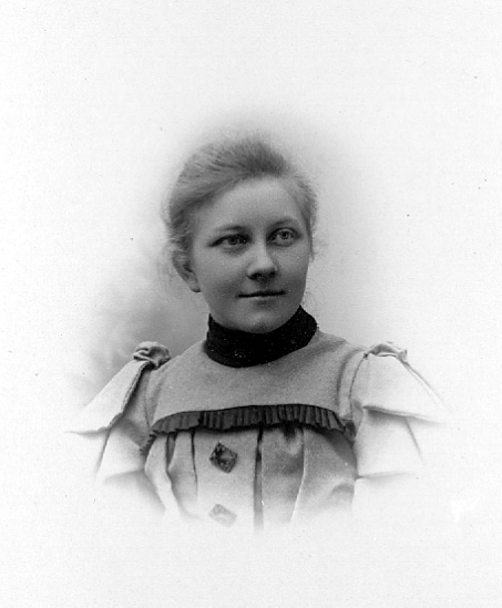 Har tillhört Eva Lindblom.

Ida Hammar drev fotoateljé på Skolgatan 13 & 14 i Skara. Firman etablerades 1895. Filial i Axvall och Nossebro.