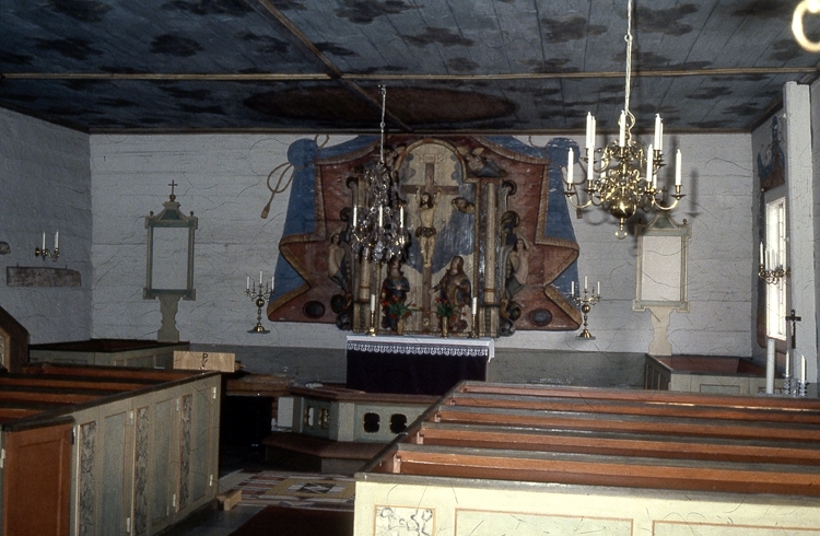 Interiör mot altaret i Bredsäters kyrka.