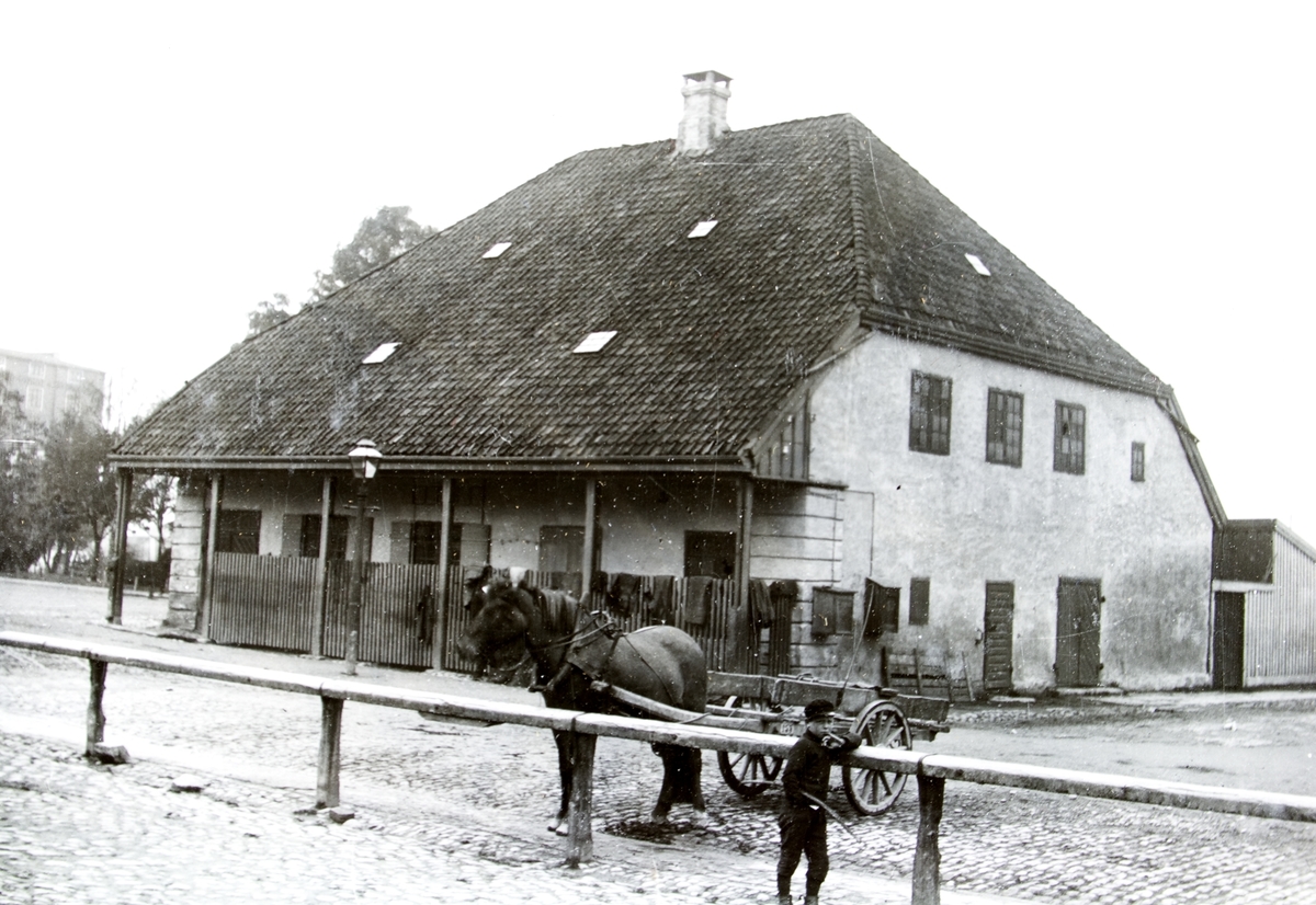 En gutt og en hest foran Slaveriet på Brattøra, Trondhjems festnings straffarbeidsanstalt.