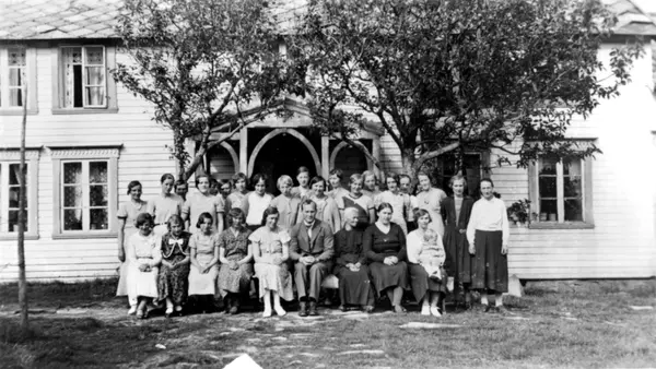 Forsamling fra Vik på utflukt til Hårnes i Flatanger