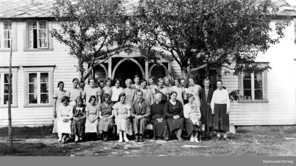 Forsamling fra Vik på utflukt til Hårnes i Flatanger