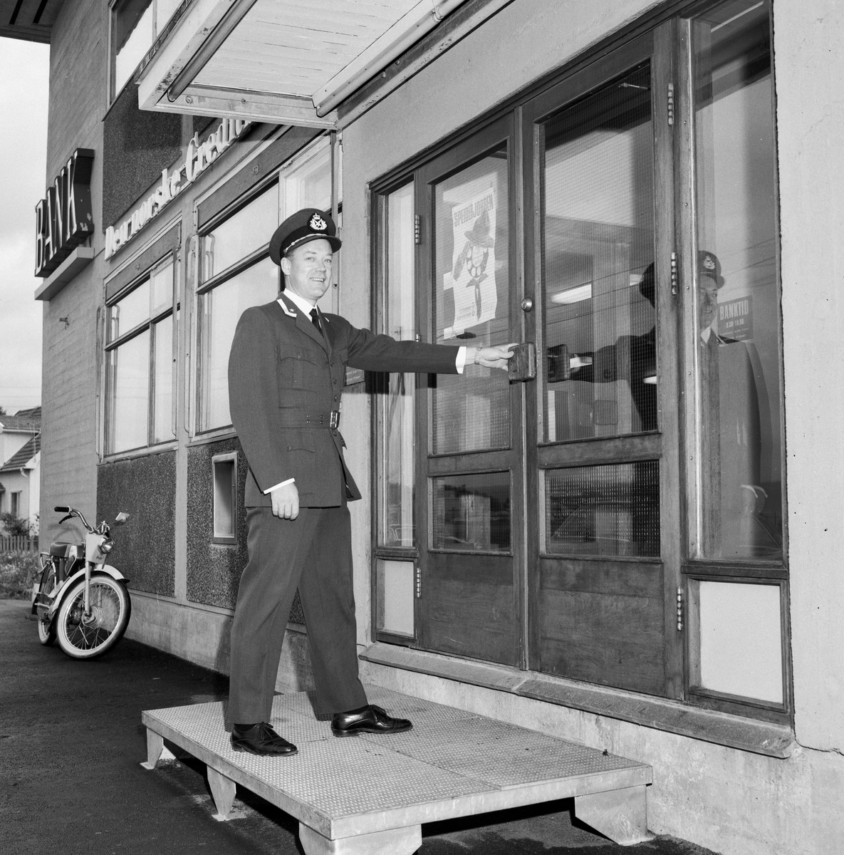 Dnc bankfilial på Kjeller samt eksteriør og interør hos Hansen