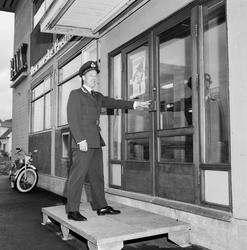 Dnc bankfilial på Kjeller samt eksteriør og interør hos Hans