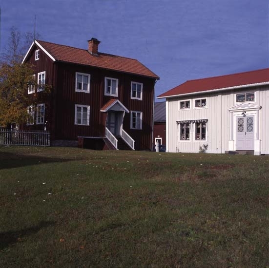 Bostadshusen vid hemmanet Fors no 2 i Norrala. Den högre röda byggnaden är en nattstuga.