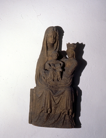 Skulptur av Maria med Jesus.