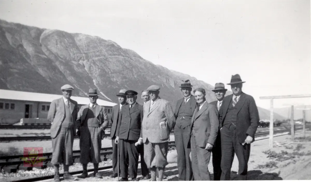 Nord-Norgetur 1937. Håndskrevet tekst til bildene: "Hr. Veidirektør Bålsrud, Oslo. Sender herved noen av de billeder, som blev tatt på Nord-Norgeturen 1937. Med hilsen K. Fonstad". Sannsynlig er disse bildene i tilknytning til et minnealbum med deltagere i veg- og jernbanekomiten i Troms, 1937.