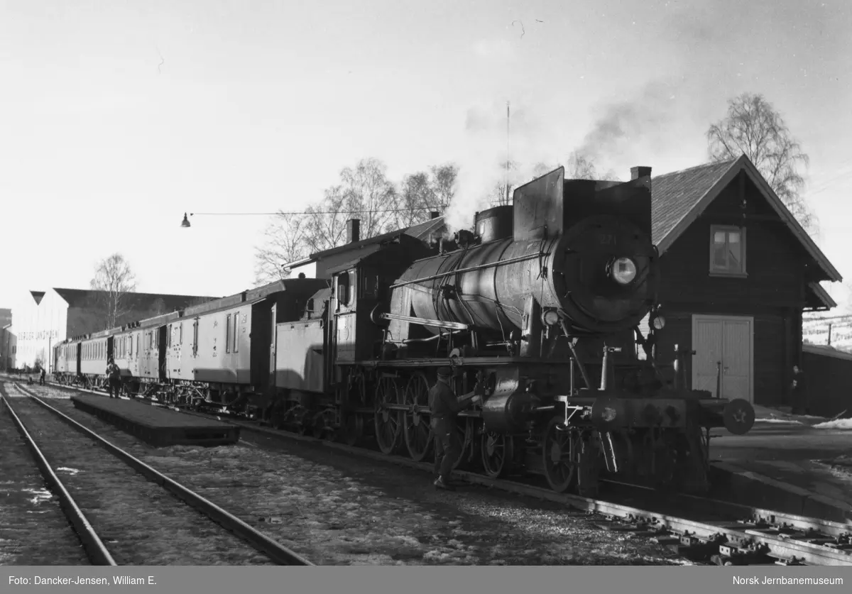 Damplokomotiv type 30a nr. 271 med persontog 318 på Brumunddal stasjon