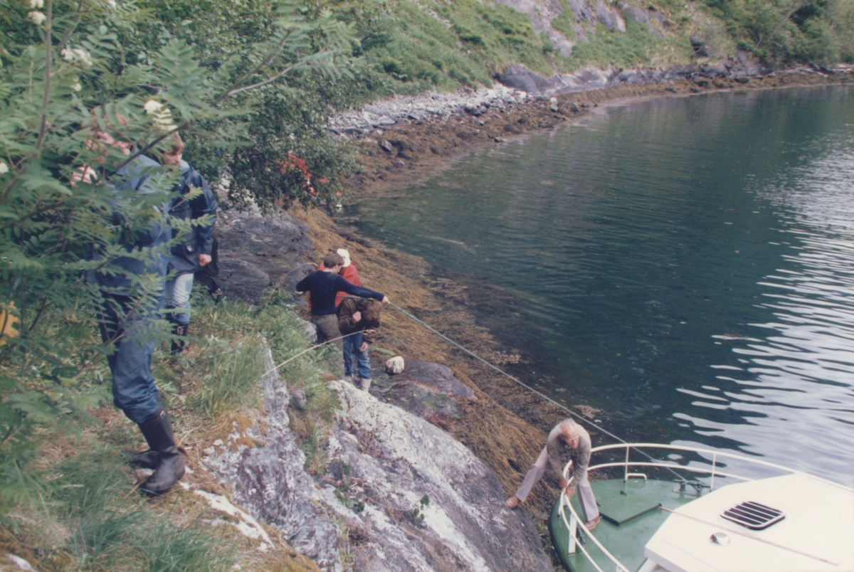 Dokumentasjonsbilder i serie fra oppsettinga av sjøhuset på Skageflå, Geirangerfjord i 1985.