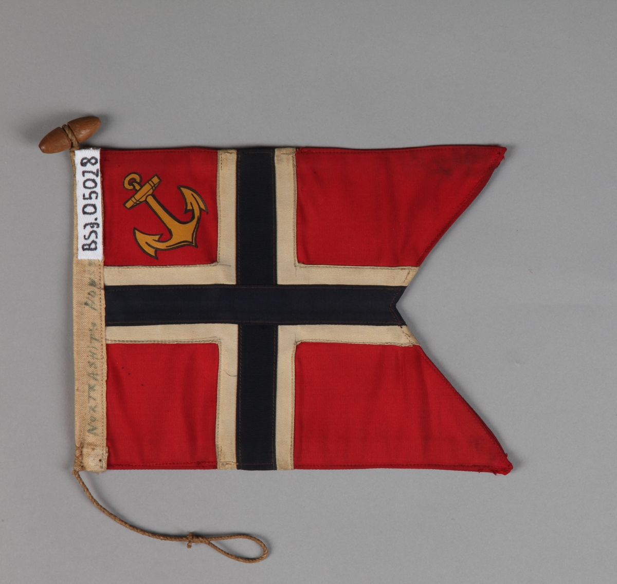 Norsk orlogsflagg uten tunge med gult anker i øverste felt nærmest stangen.