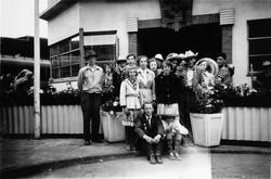 Gruppebilde, personer, klær, bygning.