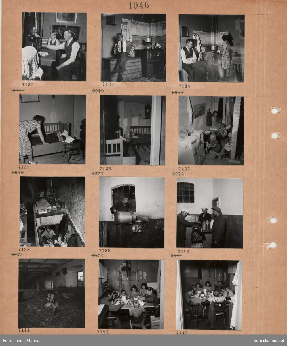 Motiv: En man och en pojke sitter och lyssnar på radio, pojke sitter på en vedlår i ett kök och spelar dragspel, vedspis, kvinna bäddar ner två barn i en utdragssoffa, inblick i rum med två utdragssoffor med sovande personer, tre barn leker i ett litet utrymme, vindsutrymme(?) med diverse saker, kläder hänger på krokar, en man tömmer ett stort mjölkkärl i en tratt, tre män och en flicka vid mjölkhämtare, barn leker på en höskulle, nio personer sitter och äter i ett enkelt kök, tvättlina, flugfångare.