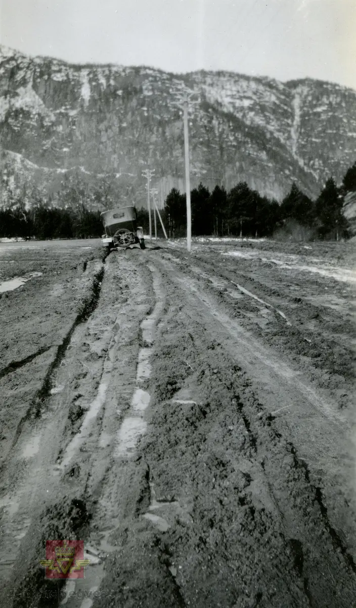 Teleløsning. Bilde 1: Overgang fra ny veg til gammel veg ved Grenna, Bygland 1. april 1930.  I 1929 tilhører denne bilen lensmann Aa. Haugan i Bygland. En Ford med kjennetegn I-2530. Bilde 2: Ved Neset, Bygland, 1. april 1930.  Bilde 3: Ved Grenna, Bygland 1. april 1930. Bilde 4: Ved Rakkenes, Bygland 1. april 1930. Bilde 5: Ved Nils Tønnesen ovenfor Langerak, Bygland 1. april 1930.