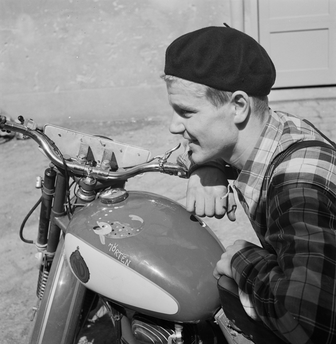Evert "Mörten" Söderlund med motorcykel, Nymanbolagen, Uppsala, juni 1952