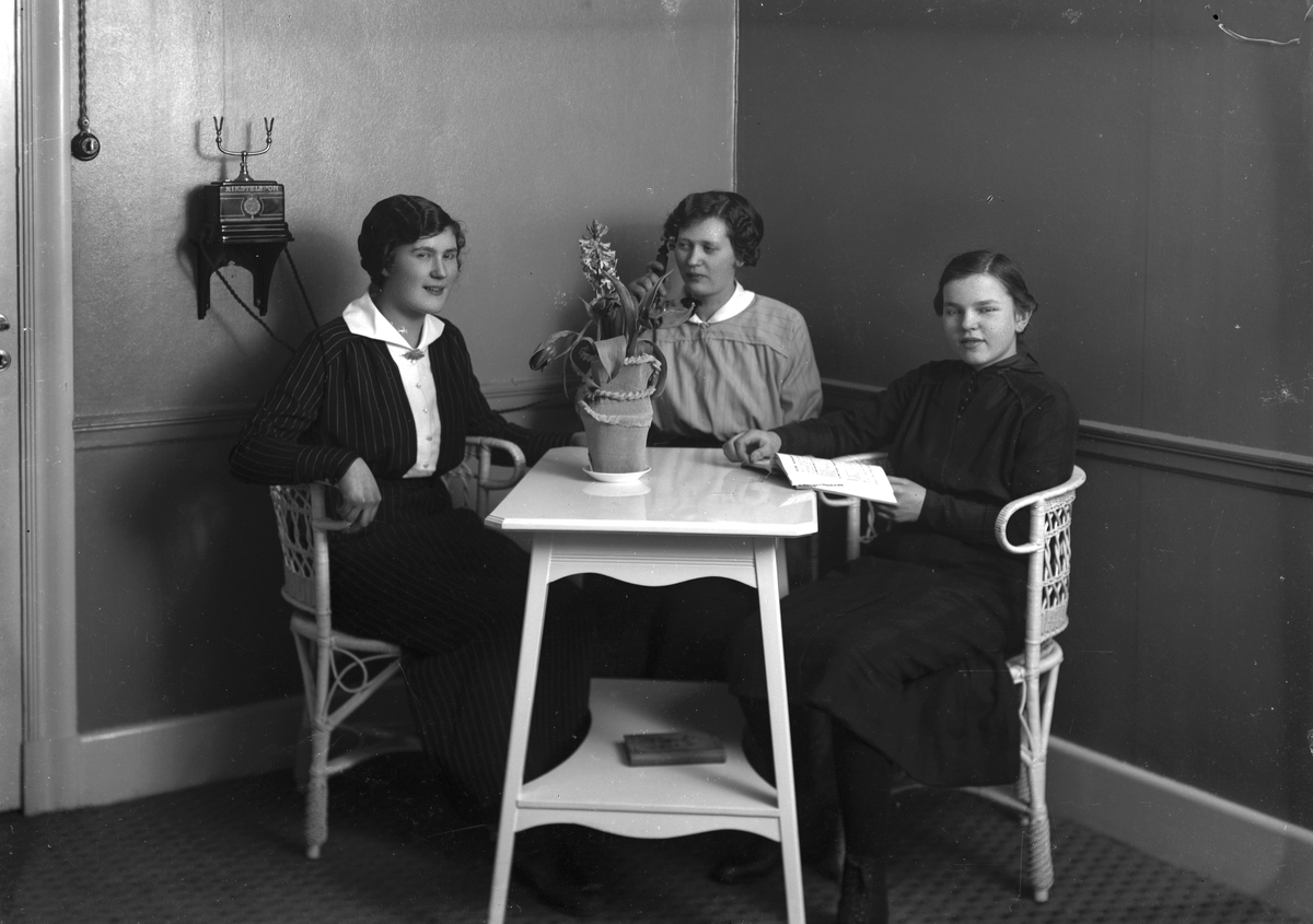 Kvinnorna samlade vid Rikstelefonen. (1919 ?).