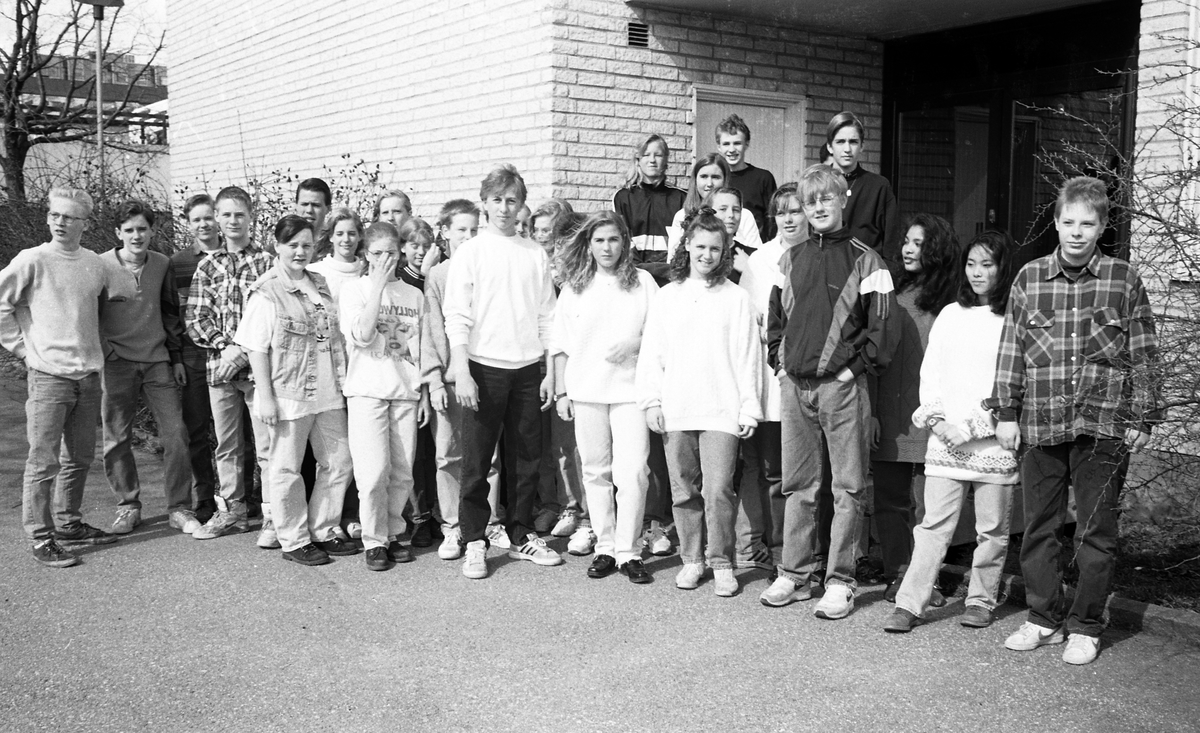 Elever utanför skolan. 1993