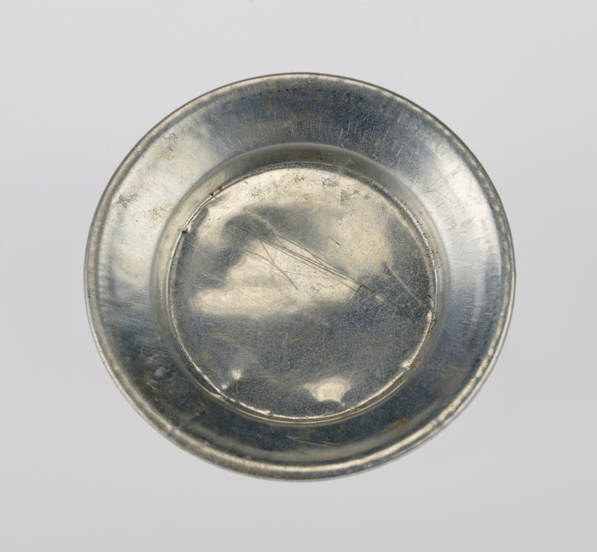 Et kjøkkensett som er montert i en liten pappeske med lokk. Settet er trolig fabrikkprodusert. Gjenstandene er undernummerert 01-10.
FTT.54457.01: En kasserolle med lokk laget av blikk. I hver side av kasserollen er det relativt store svartmalte håndtak av metall, og på lokket er det en treknott som også er svartmalt. Håndtakene og knotten er loddet på. Kasserollen er trolig valset.
FTT.54457.02-03: To identiske tallerkener laget av blikk. De er runde med en bred rand.
FTT.54457.04-05: To identiske kniver laget av metall, og de er antageligvis støpt. Håndtaket har prikker langs kanten som står opp fra metallet, og i midten er det en opphøyet stripe av metall. Knivbladet er relativt bredt og avrundet i tuppen. 
FTT.54457.06-07: To identiske skjeer laget av metall, og de er antageligvis støpt. Håndtaket har prikker langs kanten som står opp fra metallet, og i midten er det en opphøyet stripe av metall. 
FTT.54457.08-09: To identiske gafler laget av metall, og de er antageligvis støpt. Håndtaket har prikker langs kanten som står opp fra metallet, og i midten er det en opphøyet stripe av metall. Gaflene fire tenner.
FTT.54457.10: Esken der gjenstandene 01-09 er montert i. Esken og lokket er laget av papp og er stiftet i hjørnene. Esken er grå og blå på farge. Langs kanten inni esken er det klippet ute en tungekant. I bunnen er det en rød papplate der det er klippet ut hull for montering av de ulike gjenstandene.