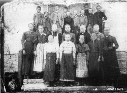 Gruppebilde, personer, klær, bygning. 
(Dårlig negativ)