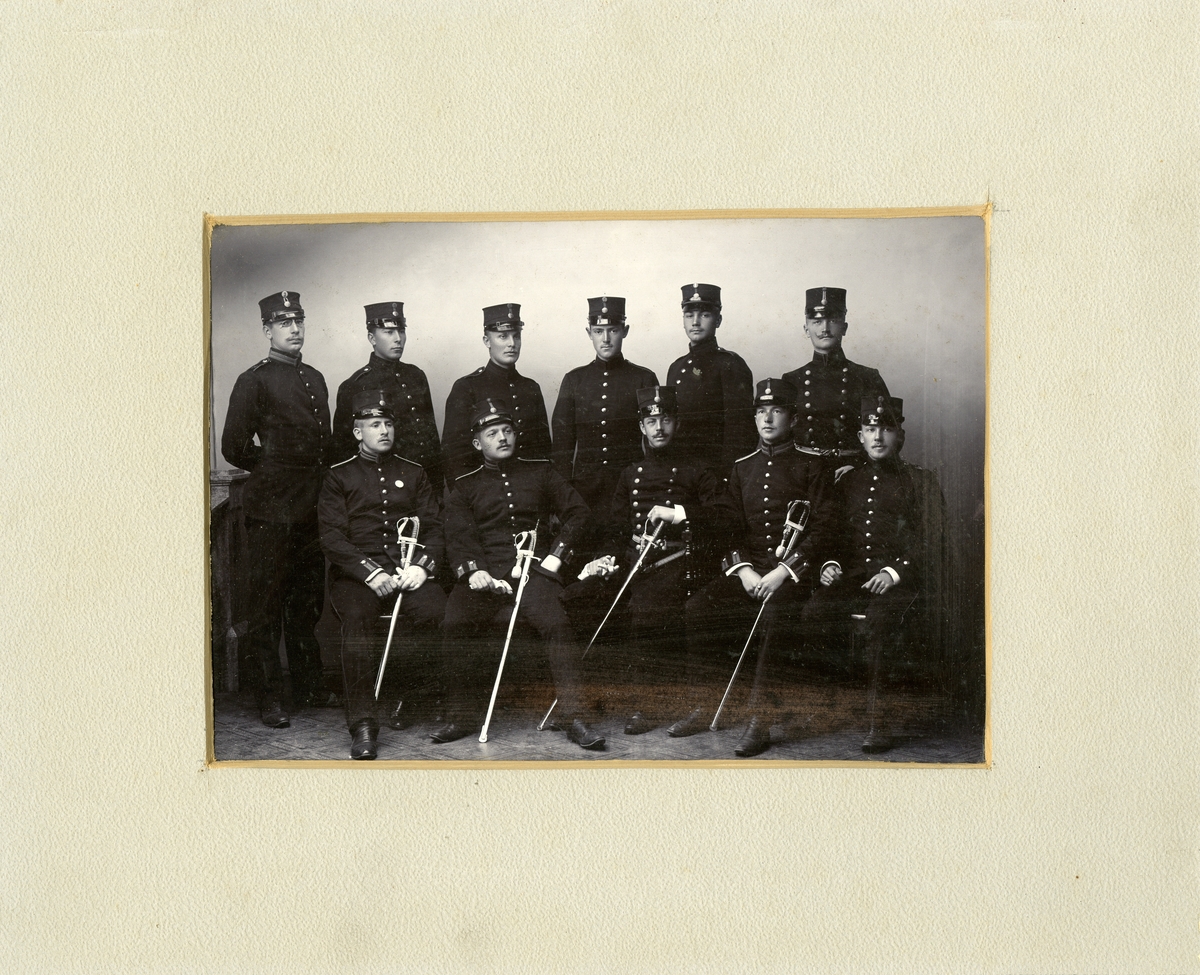 Grupporträtt av soldater vid Hälsinge regemente I 14.