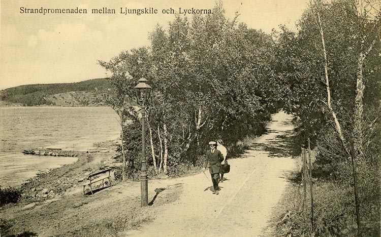 Enligt Bengt Lundins noteringar: "Strandpromenaden mellan Ljungskile och Lyckorna".
