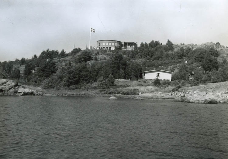 Enligt Bengt Lundins noteringar: "Nohabs arbetares semesterhem. Rest-förl. AB Nydqvist & Holm köpte ön 1939".