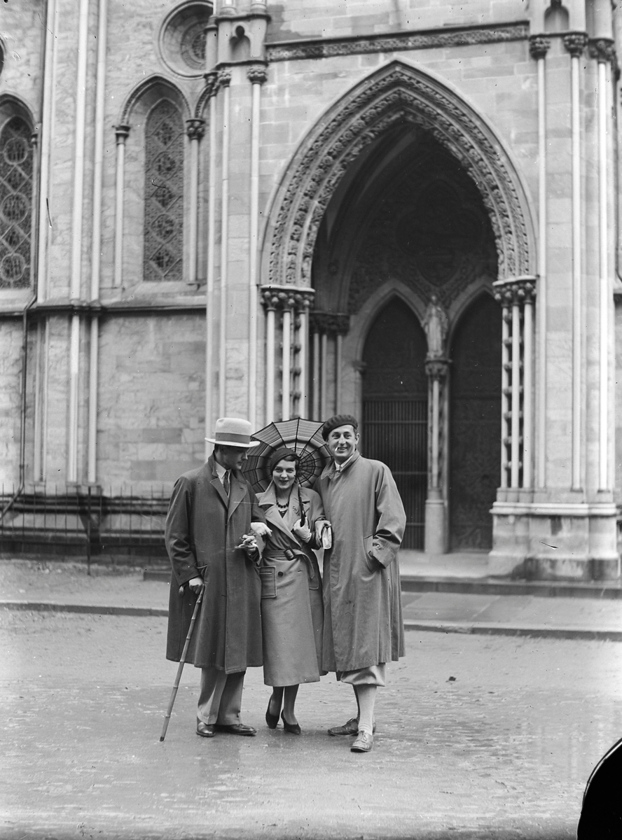 Den svenske skuespilleren Margit Manstad med flere foran Nidarosdomen