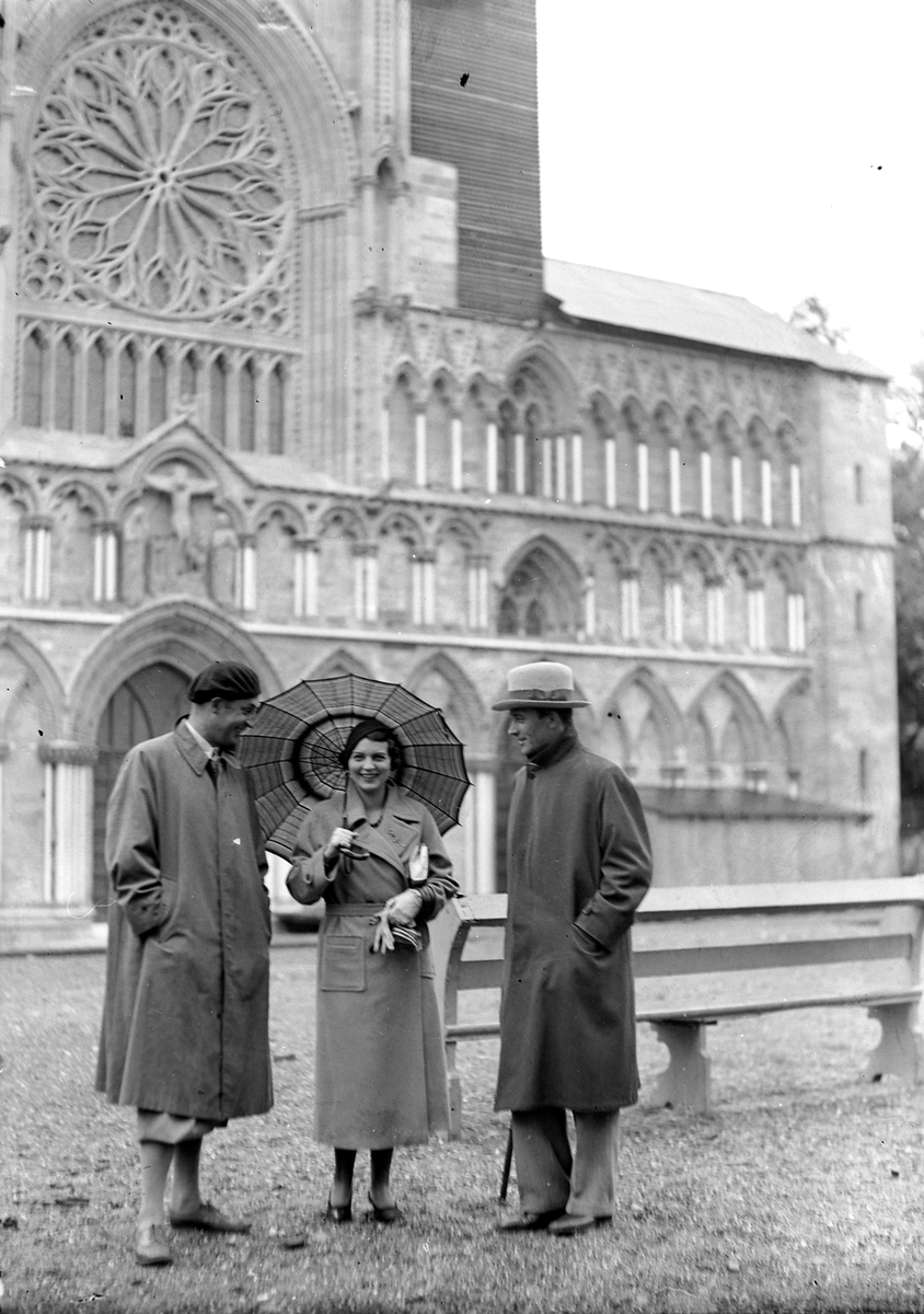 Den svenske skuespilleren Margit Manstad med flere foran Nidarosdomen