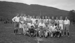 Fotballag avbildet på Nervollan. Mil og Namsos.