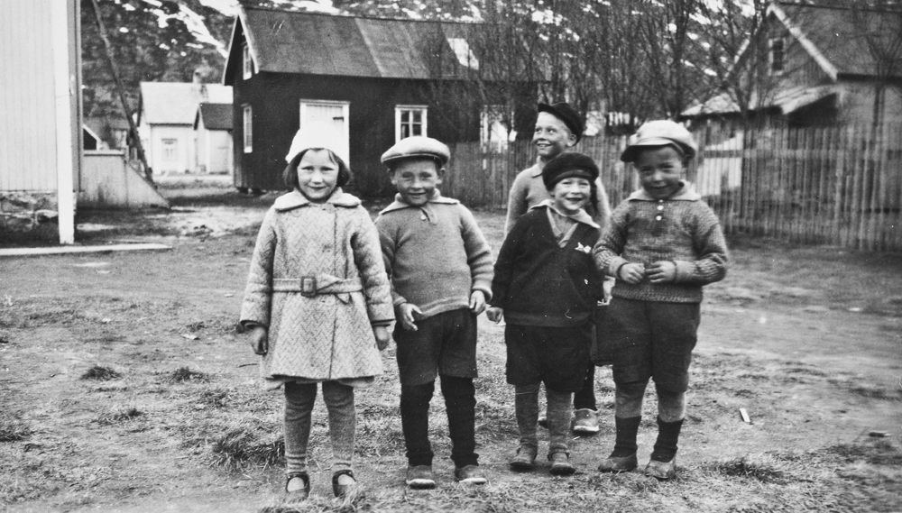 Barn som leker i gata 1931-32. Fra Venstre - Hildur Alte - Harry Dorp - Terje Dorp - mulig Lasse Mikalsen - ukjent