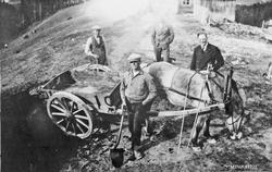 Hest, kjerre, personer, spade.