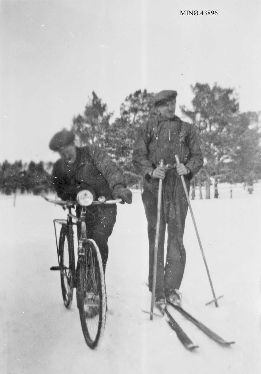 To menn, klær, ski, skistaver, sykkel, gruvearbeidere, John Olstad, Lars botten