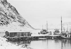 Fotografi av et kaiområde i Kvænangen, Reinfjord. Langs kaia