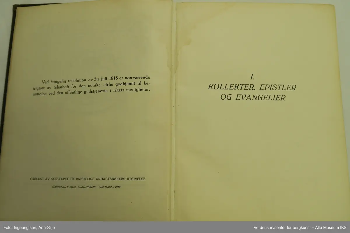 Innbundet bok med latinsk kors på forsidepermen.