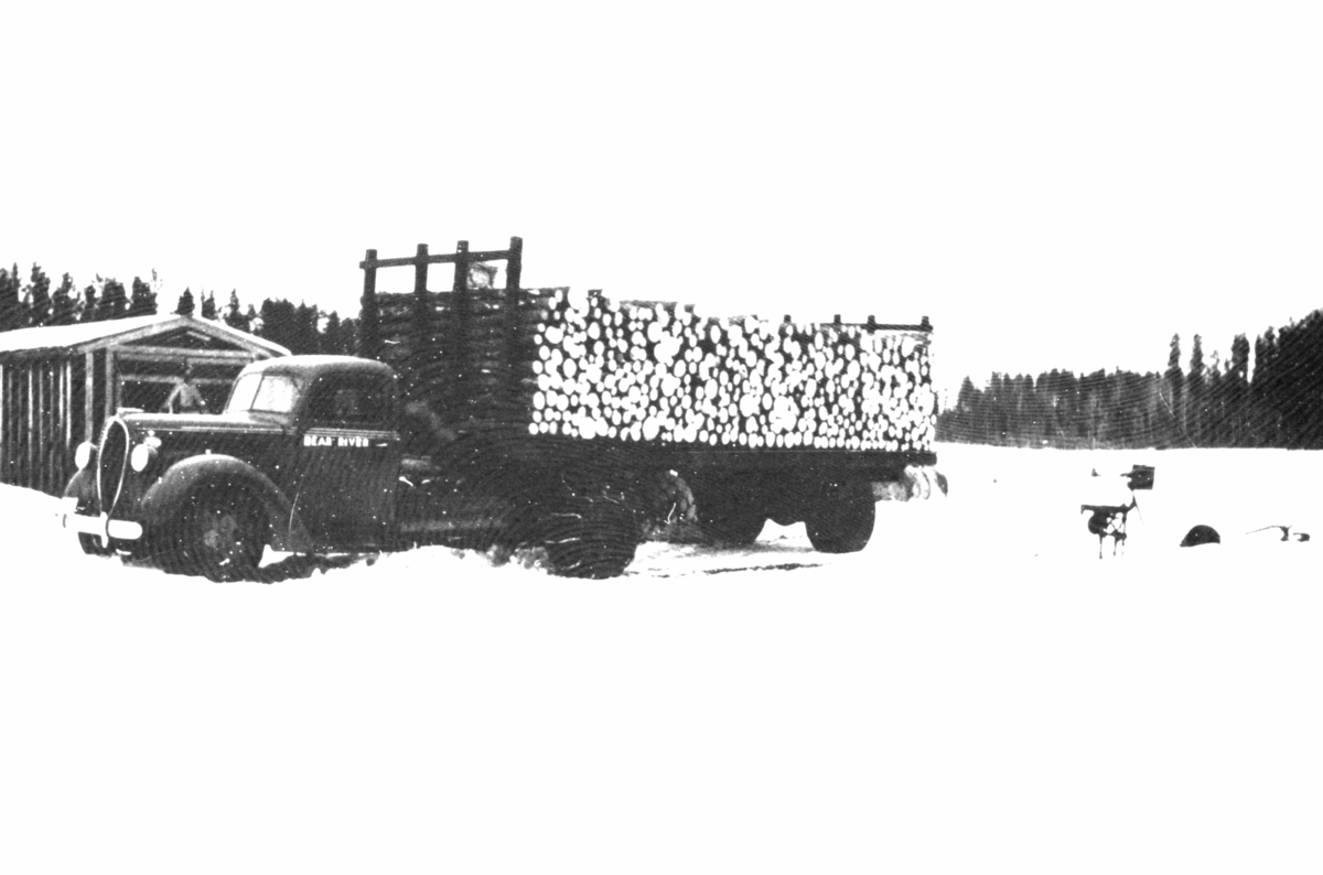 Lastebil med vedlass, bildet er fra Amerka 1940