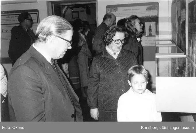 Karlsborgs museum. Invigningen i maj 1982 av tomteutställningen "I sagans värld". Hallbäck och Anna-Lisa Sjöberg.