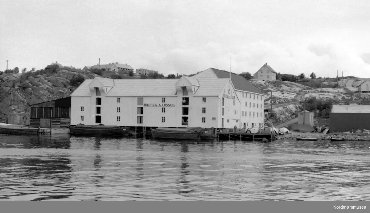 Rolfsen &amp; Lossius, Milnbrygga, på Gomalandet i Kristiansund. Fra Nils Williams fotoarkiv. Fra Nordmøre museums fotosamlinger.
