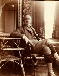 en herre med bart, skjegg, gamasjer. jugend, rotting.
 Bilde