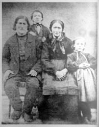 Reprofoto som viser en familie med mor, far, en sønn og en d