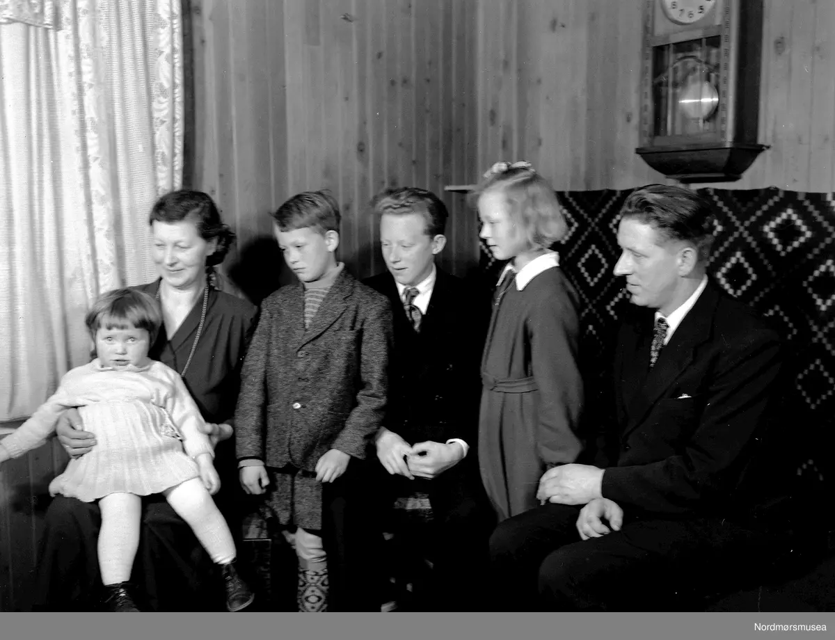 Olav og Jenny Røv med barn. Solveig, Ole, Erling og Else. Gruppebilde ...
