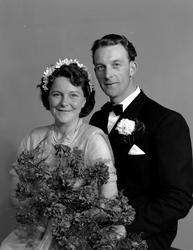 Brudebilde av et brudepar. Trolig fra Tingvoll kommune. Fra 