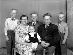 Anna og Ivar Kristiansen med barna: 1.Per 2. Hans 3.Arne 4.(