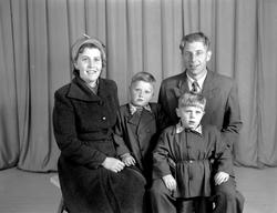 Ragnhild og ? Kallmyr med barna Ola og Edmund
Fra Nordmøre m