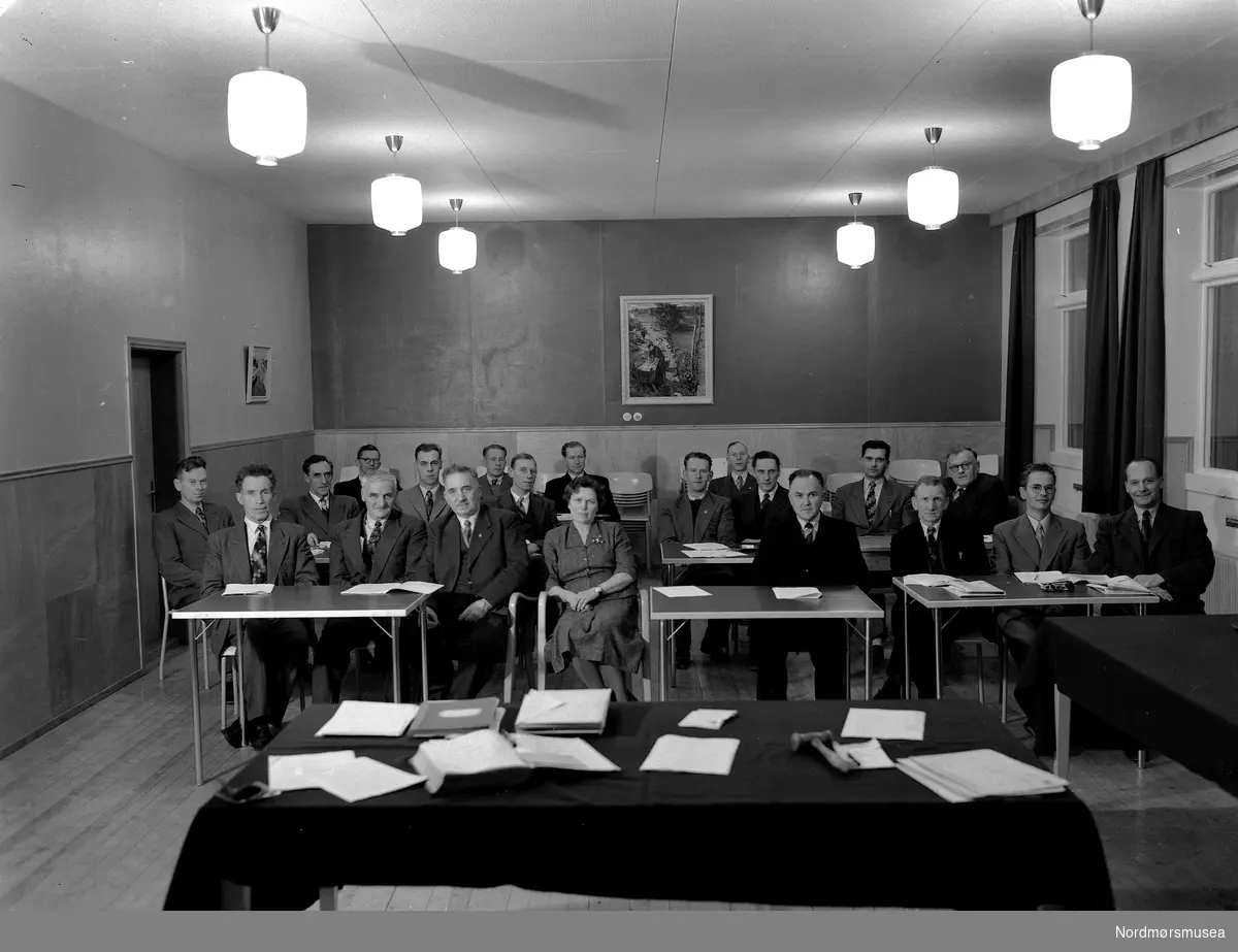 Ungdomsrepresentanten bak til høyre er Ola Lamvik, Ordføreren L.B Flemmen (ordfører i Tingvoll 1952-1955) sitter ved bordet framme til venstre (nr.3 ved kvinnen). Einar Balstad (vaktmester ved Tingvoll gymnas)
helt til venstre. Nr.3 er gammelfeieren Edv.
O. Gyl. Lars F. Berg (Aure Venstre), sitter i midten på 1.rekke.
