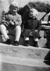 Randi &amp; Hildur Mollan. Fra Nordmøre Museums fotosamlinge