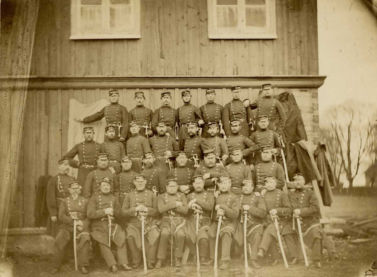 Grupporträtt av soldater och officerare vid Västgöta regemente I 6 på Axvall, 1890-tal.
för namn, se bild nr. 2.