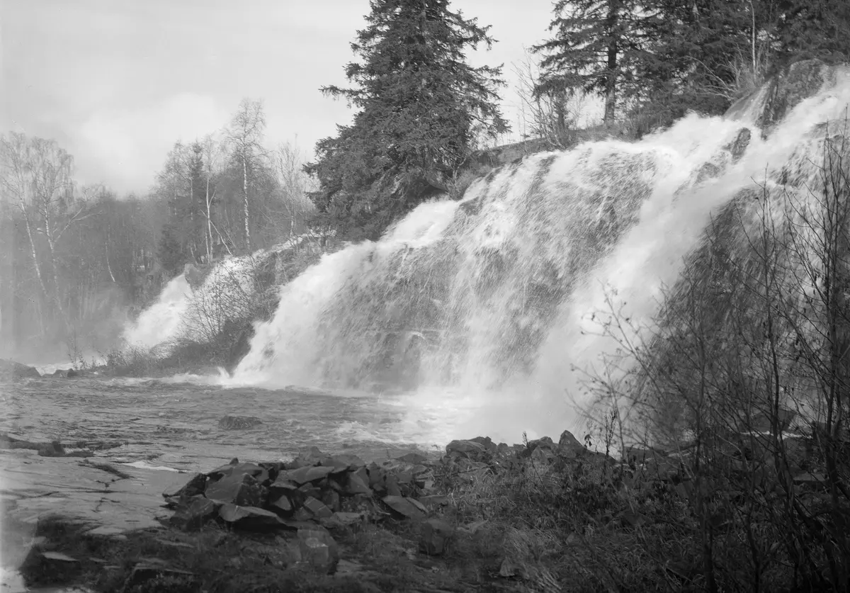 Sagfall eller Himmelfoss i Mesnaelva.