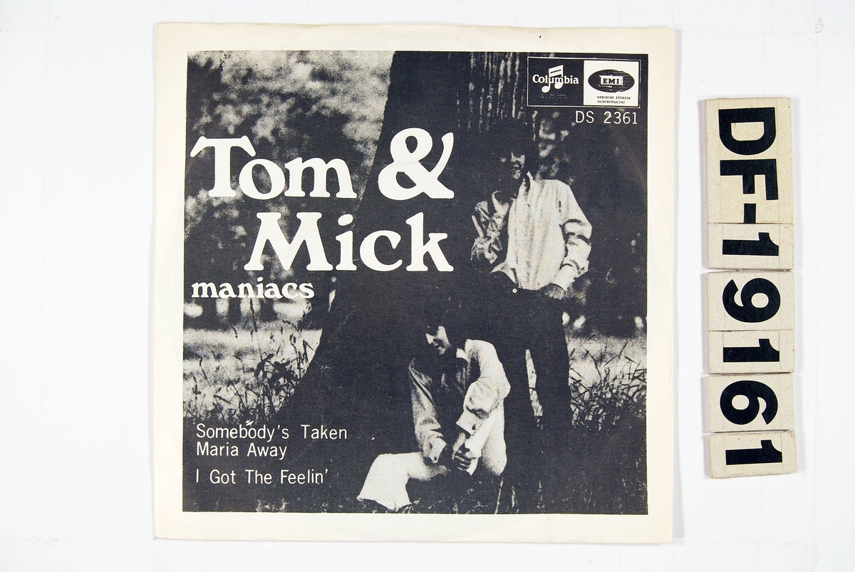 Bilde av Tom & Mick Maniacs foran en trestamme.
