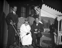 Aulestad, på verandaen, Karoline Bjørnson, Pål og Ivar Kluft